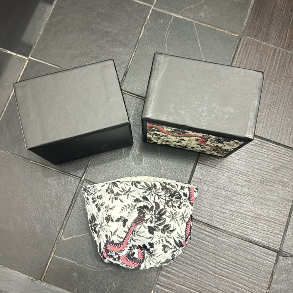 Authentic Gucci luxury designer signature jewelry box with dust bag - Picture 5 of 7